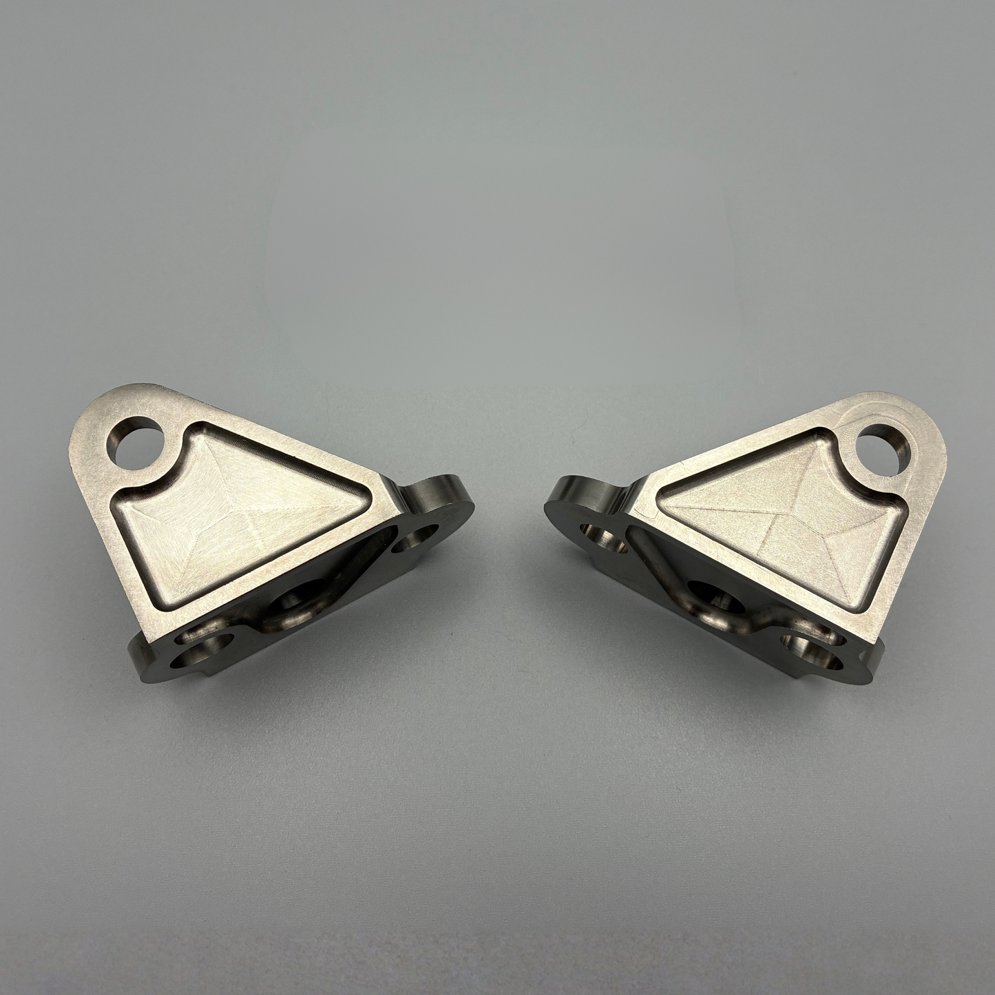 DocWob Titanium Footpeg Mounts – Honda CR125 CR250 2000–2001