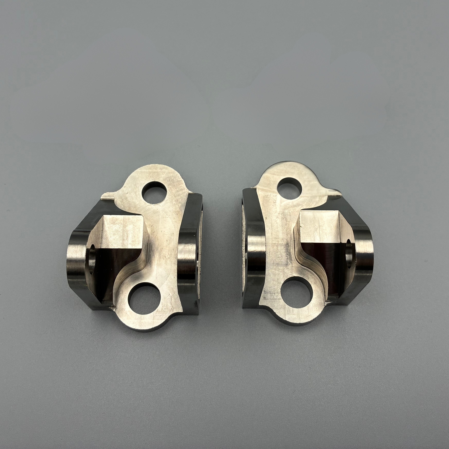 DocWob Titanium Footpeg Mounts – Honda CR125 CR250 2000–2001