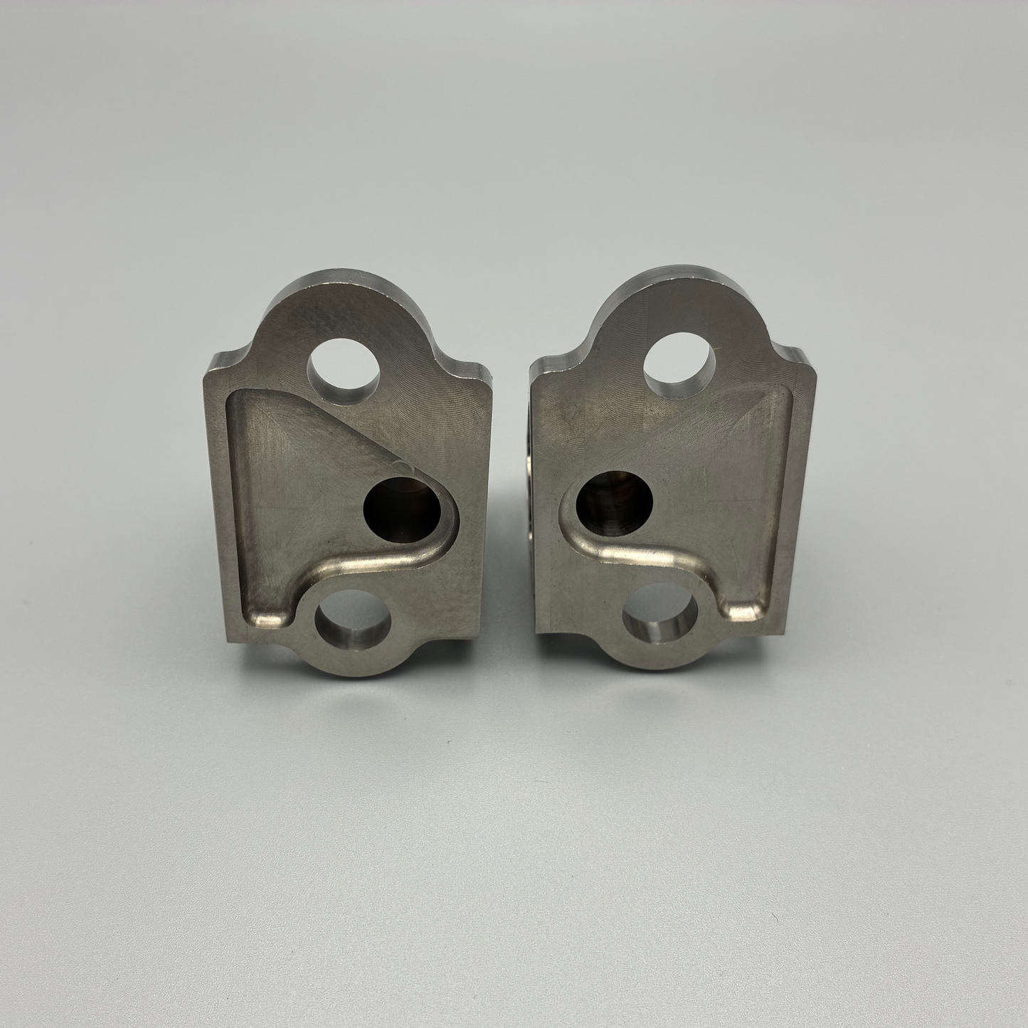 DocWob Titanium Footpeg Mounts – Honda CR125 CR250 2000–2001