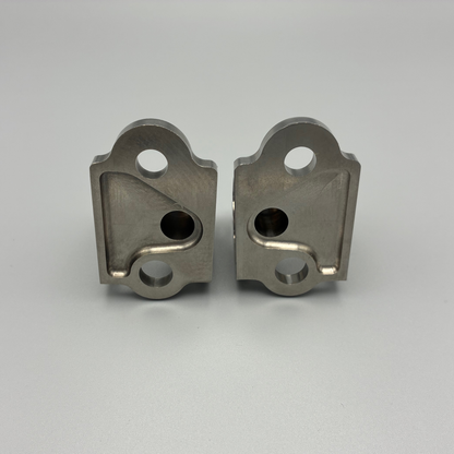 DocWob Titanium Footpeg Mounts – Honda CR125 CR250 2000–2001